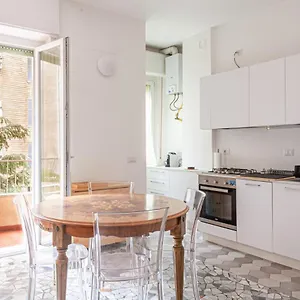 https://casa-lario-isola-district.italymilanhotels.net